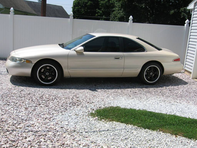 Illustration for article titled For $25,000, Would You Like To Wake Up Next To This 1998 Lincoln Mark VIII “Sleeper?“